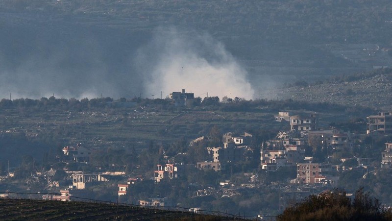 Sebuah tank Israel bermanuver di sisi Israel dari perbatasan Israel-Lebanon, di tengah eskalasi antara Hizbullah dan Israel, dan di tengah konflik AS-Israel dengan Iran, di Israel utara, 10 Maret 2026. (REUTERS/Amir Cohen)