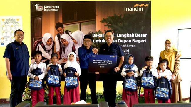 Peduli Pendidikan, Bank Mandiri Bagikan Ribuan Tas ke Anak di Lombok