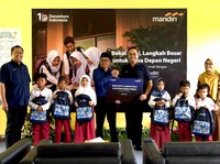 Peduli Pendidikan, Bank Mandiri Bagikan Ribuan Tas ke Anak di Lombok