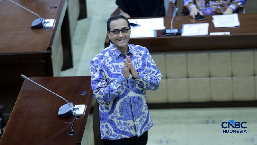 Calon Anggota Dewan Komisioner Otoritas Jasa Keuangan (OJK) Hasan Fawzi mengikuti fit and proper test calon Anggota Dewan Komisioner OJK di Ruang rapat Komisi XI DPR, Kompleks Parlemen, Senayan, Jakarta, Rabu (11/3/2026). (CNBC Indonesia/Muhammad Sab