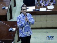 Calon Anggota Dewan Komisioner Otoritas Jasa Keuangan (OJK) Hasan Fawzi mengikuti fit and proper test calon Anggota Dewan Komisioner OJK di Ruang rapat Komisi XI DPR, Kompleks Parlemen, Senayan, Jakarta, Rabu (11/3/2026). (CNBC Indonesia/Muhammad Sab