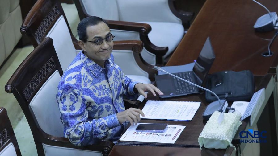 Calon Anggota Dewan Komisioner Otoritas Jasa Keuangan (OJK) Hasan Fawzi mengikuti fit and proper test calon Anggota Dewan Komisioner OJK di Ruang rapat Komisi XI DPR, Kompleks Parlemen, Senayan, Jakarta, Rabu (11/3/2026). (CNBC Indonesia/Muhammad Sab