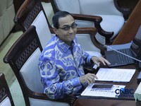 Calon Anggota Dewan Komisioner Otoritas Jasa Keuangan (OJK) Hasan Fawzi mengikuti fit and proper test calon Anggota Dewan Komisioner OJK di Ruang rapat Komisi XI DPR, Kompleks Parlemen, Senayan, Jakarta, Rabu (11/3/2026). (CNBC Indonesia/Muhammad Sab