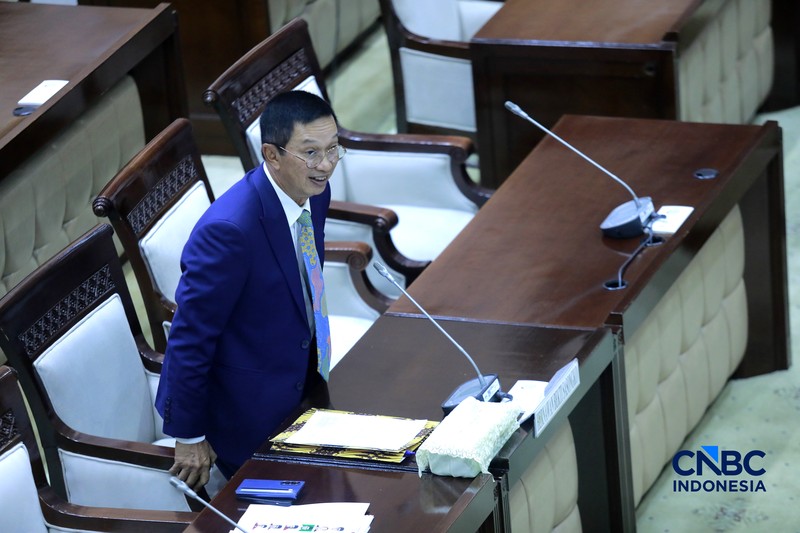 Komisi XI Dewan Perwakilan Rakyat (DPR) RI menyetujui lima nama untuk mengisi kekosongan pemimpin Otoritas Jasa Keuangan (OJK). Adapun posisi yang disetujui adalah Ketua, Wakil Ketua dan 3 Kepala Eksekutif OJK, Rabu (11/3/2026). (CNBC Indonesia/Muhammad Sabk)