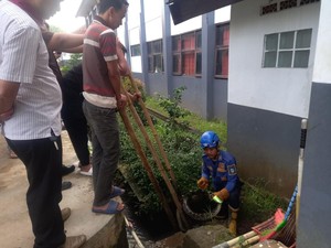 Ular Sanca 4 Meter di Garut Nyaris Belajar di Kelas