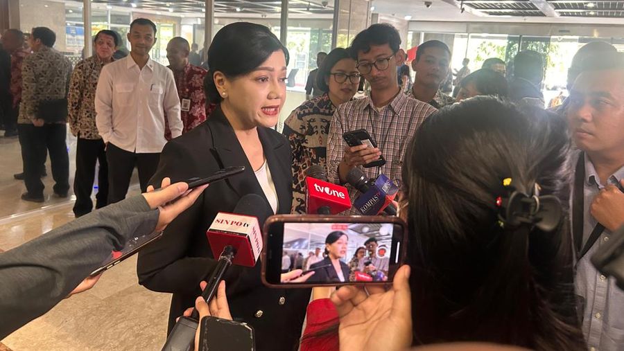 Friderica Widyasari Dewi ditemui wartawan saat tengah mengikuti uji kepatutan dan kelayakan sebagai calon ketua dewan komisioner Otoritas Jasa Keuangan (OJK) di DPR, Jakarta, Rabu (11/3/2026). (Dok. Zefanya Aprilia)