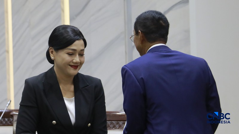 Komisi XI Dewan Perwakilan Rakyat (DPR) RI menyetujui lima nama untuk mengisi kekosongan pemimpin Otoritas Jasa Keuangan (OJK). Adapun posisi yang disetujui adalah Ketua, Wakil Ketua dan 3 Kepala Eksekutif OJK, Rabu (11/3/2026). (CNBC Indonesia/Muhammad Sabk)