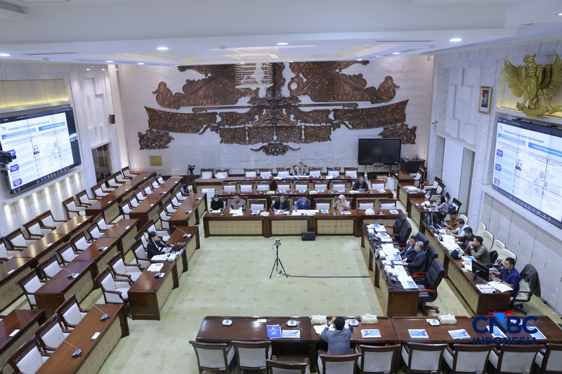 Komisi XI Dewan Perwakilan Rakyat (DPR) RI menyetujui lima nama untuk mengisi kekosongan pemimpin Otoritas Jasa Keuangan (OJK). Adapun posisi yang disetujui adalah Ketua, Wakil Ketua dan 3 Kepala Eksekutif OJK, Rabu (11/3/2026). (CNBC Indonesia/Muhammad Sabk)