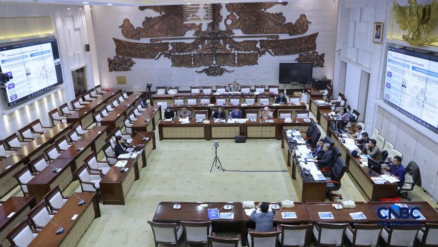 Komisi XI Dewan Perwakilan Rakyat (DPR) RI menyetujui lima nama untuk mengisi kekosongan pemimpin Otoritas Jasa Keuangan (OJK). Adapun posisi yang disetujui adalah Ketua, Wakil Ketua dan 3 Kepala Eksekutif OJK, Rabu (11/3/2026). (CNBC Indonesia/Muhammad Sabk)
