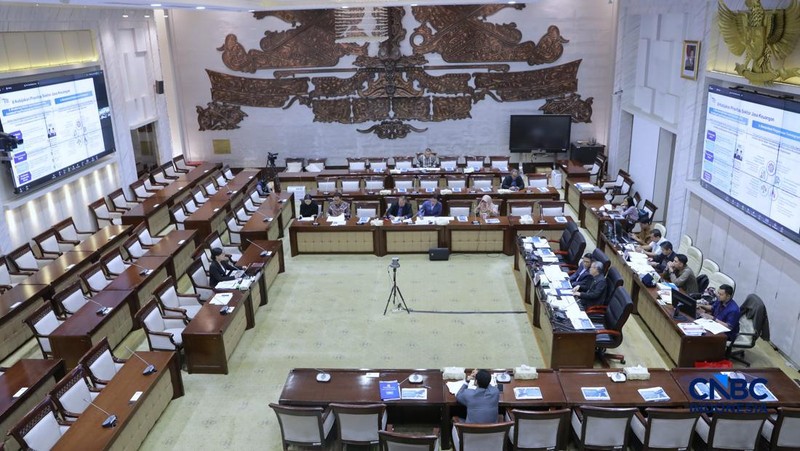 Komisi XI Dewan Perwakilan Rakyat (DPR) RI menyetujui lima nama untuk mengisi kekosongan pemimpin Otoritas Jasa Keuangan (OJK). Adapun posisi yang disetujui adalah Ketua, Wakil Ketua dan 3 Kepala Eksekutif OJK, Rabu (11/3/2026). (CNBC Indonesia/Muhammad Sabk)