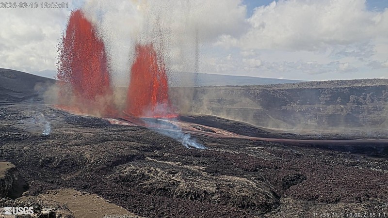 Gambar ini, yang diambil dari video oleh Survei Geologi Amerika Serikat, menunjukkan lava yang meletus dari gunung berapi Kilauea di Taman Nasional Gunung Berapi Hawaii, Hawaii, Selasa, (10/3/2026). (Dok. USGS)