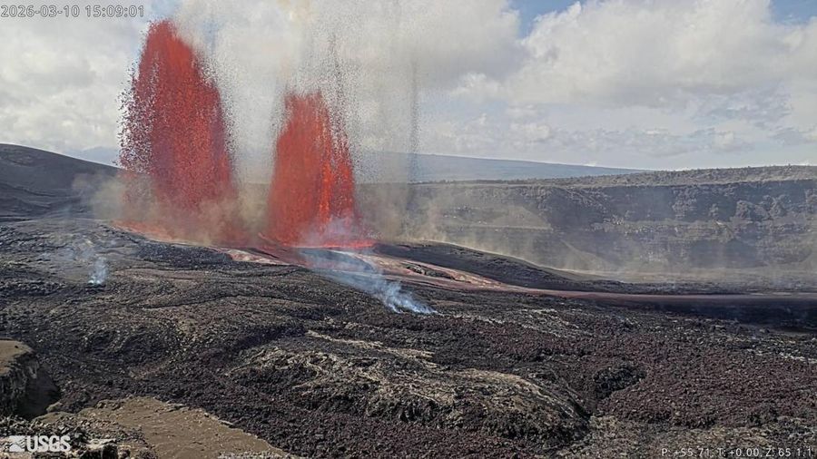 Gambar ini, yang diambil dari video oleh Survei Geologi Amerika Serikat, menunjukkan lava yang meletus dari gunung berapi Kilauea di Taman Nasional Gunung Berapi Hawaii, Hawaii, Selasa, (10/3/2026). (Dok. USGS)