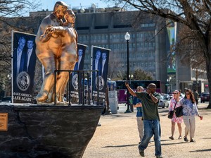 Patung Titanic Trump-Epstein Jadi Spot Foto Baru di Washington