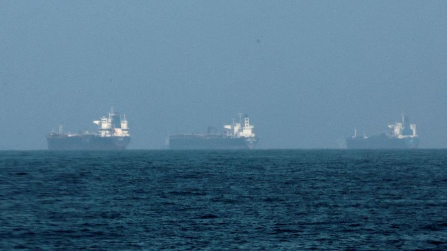 Kapal tanker terlihat di lepas pantai Fujairah, saat Iran bersumpah akan menembaki kapal-kapal yang melintasi Selat Hormuz, di tengah konflik AS-Israel dengan Iran, di Fujairah, Uni Emirat Arab, 3 Maret 2026. (REUTERS/Amr Alfiky)
