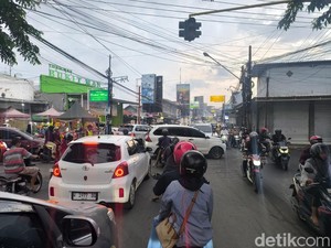 Supeltas dan Lampu Merah Mati Bikin Simpang Menganti Gresik Macet Horor