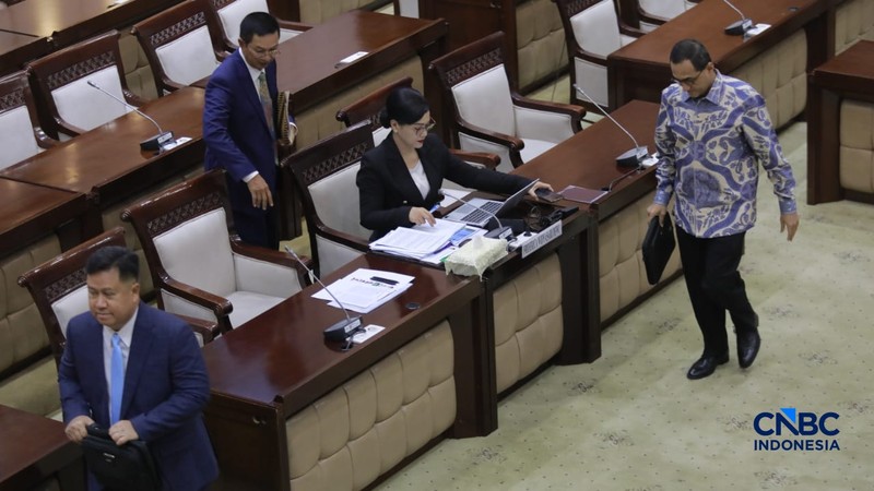 Komisi XI Dewan Perwakilan Rakyat (DPR) RI menyetujui lima nama untuk mengisi kekosongan pemimpin Otoritas Jasa Keuangan (OJK). Adapun posisi yang disetujui adalah Ketua, Wakil Ketua dan 3 Kepala Eksekutif OJK, Rabu (11/3/2026). (CNBC Indonesia/Muhammad Sabk)