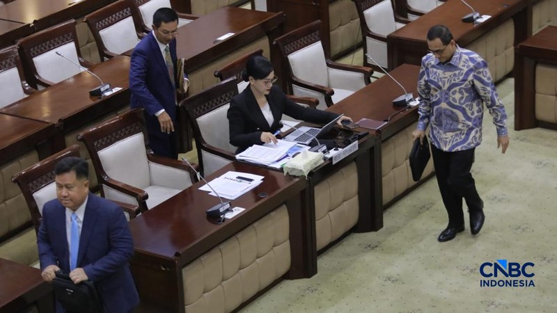 Komisi XI Dewan Perwakilan Rakyat (DPR) RI menyetujui lima nama untuk mengisi kekosongan pemimpin Otoritas Jasa Keuangan (OJK). Adapun posisi yang disetujui adalah Ketua, Wakil Ketua dan 3 Kepala Eksekutif OJK, Rabu (11/3/2026). (CNBC Indonesia/Muhammad Sabk)