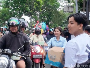 Indahnya Toleransi, A Weng Nabung dari Perayaan Cap Go Meh untuk Berbagi Takjil
