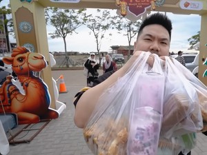 Nex Carlos War Takjil di Area Masjid Pertama PIK, Borong Gorengan!
