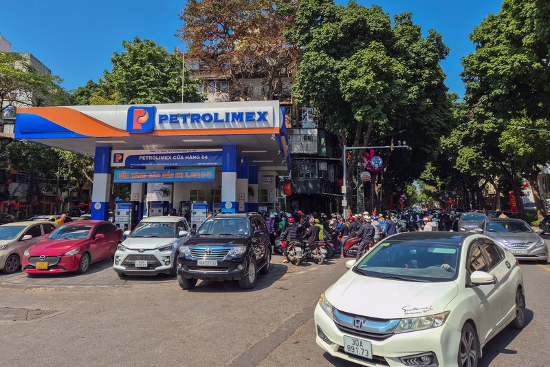 Para pengendara mobil mengantre panjang di sebuah stasiun pengisian bahan bakar, seiring meningkatnya kekhawatiran atas pasokan bahan bakar di tengah konflik AS-Israel dengan Iran, di Dhaka, Bangladesh, 10 Maret 2026. (REUTERS/Mohammad Ponir Hossain)