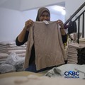 Para pekerja di sebuah toko online Kyazaofficial di Cilincing, Jakarta Utara, sibuk menyiapkan dan mengemas produk fesyen muslim sepekan menjelang Lebaran, Rabu (11/03/2026). (CNBC Indonesia/Faisal Rahman)