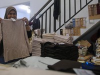 Para pekerja di sebuah toko online Kyazaofficial di Cilincing, Jakarta Utara, sibuk menyiapkan dan mengemas produk fesyen muslim sepekan menjelang Lebaran, Rabu (11/03/2026). (CNBC Indonesia/Faisal Rahman)