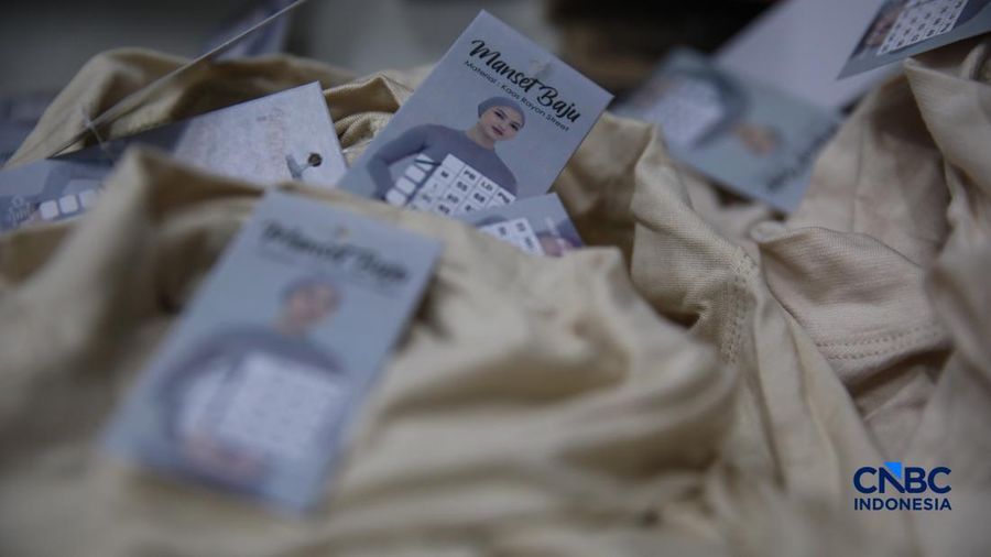 Para pekerja di sebuah toko online Kyazaofficial di Cilincing, Jakarta Utara, sibuk menyiapkan dan mengemas produk fesyen muslim sepekan menjelang Lebaran, Rabu (11/03/2026). (CNBC Indonesia/Faisal Rahman)