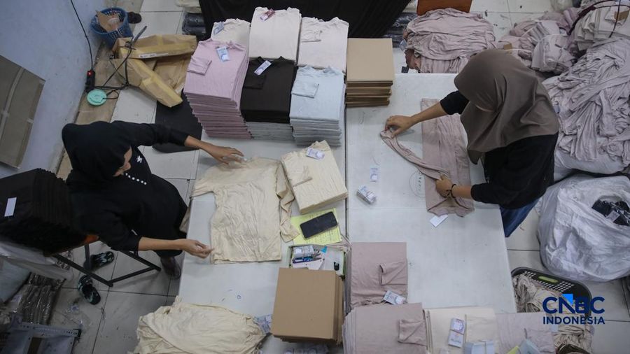 Para pekerja di sebuah toko online Kyazaofficial di Cilincing, Jakarta Utara, sibuk menyiapkan dan mengemas produk fesyen muslim sepekan menjelang Lebaran, Rabu (11/03/2026). (CNBC Indonesia/Faisal Rahman)