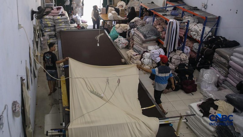 Para pekerja di sebuah toko online Kyazaofficial di Cilincing, Jakarta Utara, sibuk menyiapkan dan mengemas produk fesyen muslim sepekan menjelang Lebaran, Rabu (11/03/2026). (CNBC Indonesia/Faisal Rahman)