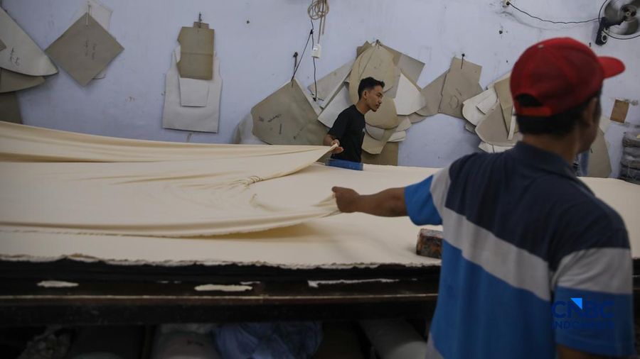 Para pekerja di sebuah toko online Kyazaofficial di Cilincing, Jakarta Utara, sibuk menyiapkan dan mengemas produk fesyen muslim sepekan menjelang Lebaran, Rabu (11/03/2026). (CNBC Indonesia/Faisal Rahman)