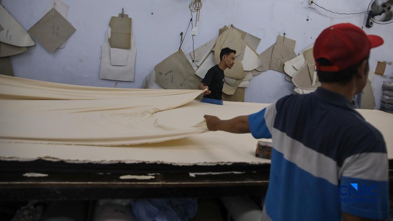 Para pekerja di sebuah toko online Kyazaofficial di Cilincing, Jakarta Utara, sibuk menyiapkan dan mengemas produk fesyen muslim sepekan menjelang Lebaran, Rabu (11/03/2026). (CNBC Indonesia/Faisal Rahman)