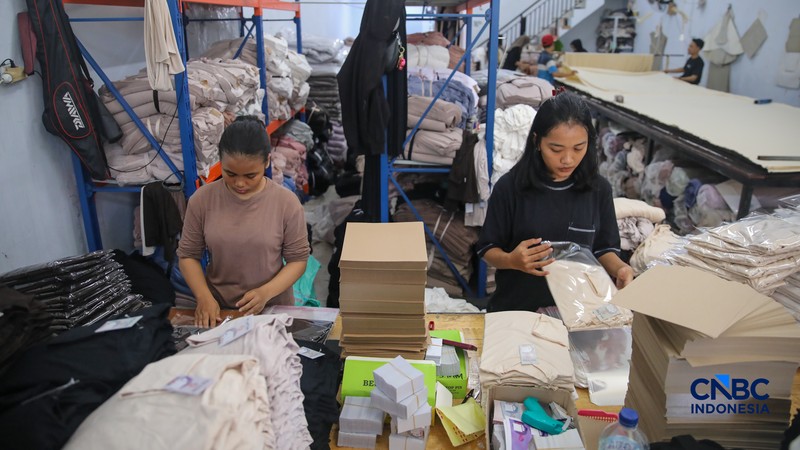Para pekerja di sebuah toko online Kyazaofficial di Cilincing, Jakarta Utara, sibuk menyiapkan dan mengemas produk fesyen muslim sepekan menjelang Lebaran, Rabu (11/03/2026). (CNBC Indonesia/Faisal Rahman)