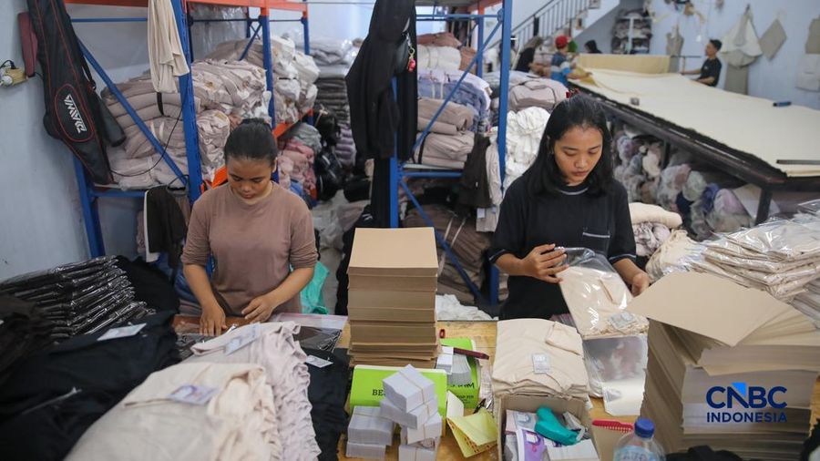 Para pekerja di sebuah toko online Kyazaofficial di Cilincing, Jakarta Utara, sibuk menyiapkan dan mengemas produk fesyen muslim sepekan menjelang Lebaran, Rabu (11/03/2026). (CNBC Indonesia/Faisal Rahman)