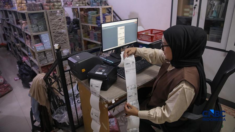 Para pekerja di sebuah toko online Kyazaofficial di Cilincing, Jakarta Utara, sibuk menyiapkan dan mengemas produk fesyen muslim sepekan menjelang Lebaran, Rabu (11/03/2026). (CNBC Indonesia/Faisal Rahman)