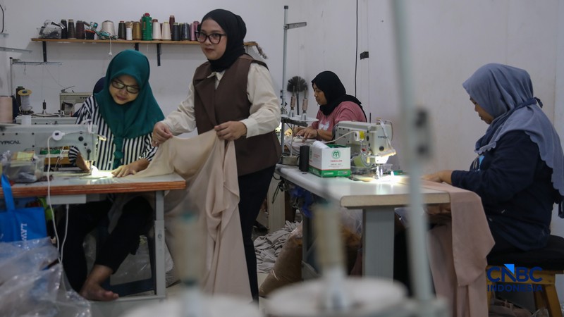 Para pekerja di sebuah toko online Kyazaofficial di Cilincing, Jakarta Utara, sibuk menyiapkan dan mengemas produk fesyen muslim sepekan menjelang Lebaran, Rabu (11/03/2026). (CNBC Indonesia/Faisal Rahman)