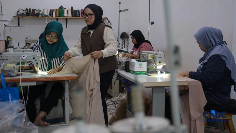 Para pekerja di sebuah toko online Kyazaofficial di Cilincing, Jakarta Utara, sibuk menyiapkan dan mengemas produk fesyen muslim sepekan menjelang Lebaran, Rabu (11/03/2026). (CNBC Indonesia/Faisal Rahman)