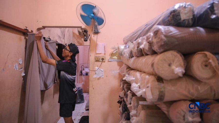 Para pekerja di sebuah toko online Kyazaofficial di Cilincing, Jakarta Utara, sibuk menyiapkan dan mengemas produk fesyen muslim sepekan menjelang Lebaran, Rabu (11/03/2026). (CNBC Indonesia/Faisal Rahman)