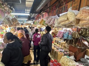 Pasar Wonokromo Surabaya Diserbu Pemburu Kue Kering Jelang Lebaran