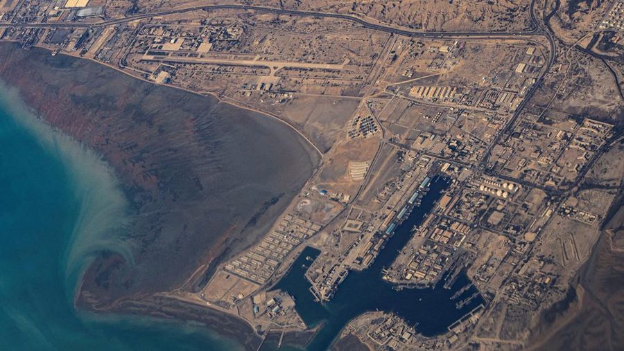 Pemandangan udara pantai Iran dan Pelabuhan Bandar Abbas di Selat Hormuz, 10 Desember 2023. (REUTERS/Stringer/File Foto)