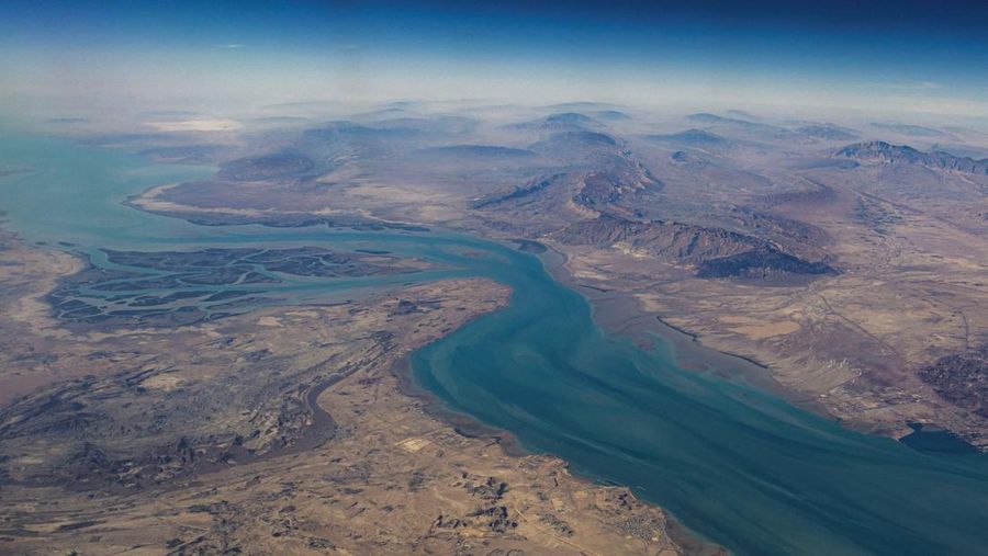 Pemandangan udara pulau Qeshm, yang dipisahkan dari daratan utama Iran oleh Selat Clarence, di Selat Hormuz, 10 Desember 2023. (REUTERS/Stringer/File Foto)