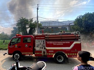 Kesaksian Warga Saat Api Melalap Pabrik Mebel di Babakan Ciparay