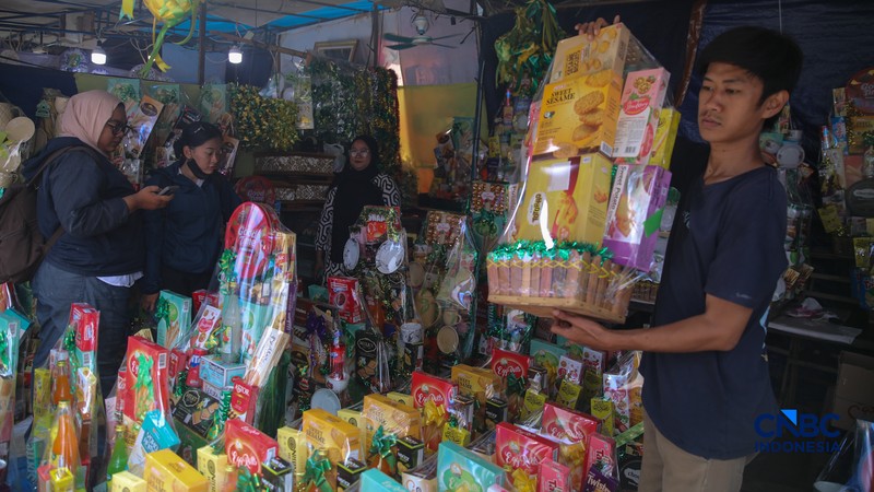Penjual hampers di kawasan Pasar Kembang Cikini, Jakarta, Rabu (11/3/2026). (CNBC Indonesia/Faisal Rahman)