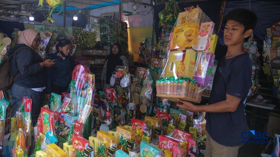 Penjual hampers di kawasan Pasar Kembang Cikini, Jakarta, Rabu (11/3/2026). (CNBC Indonesia/Faisal Rahman)