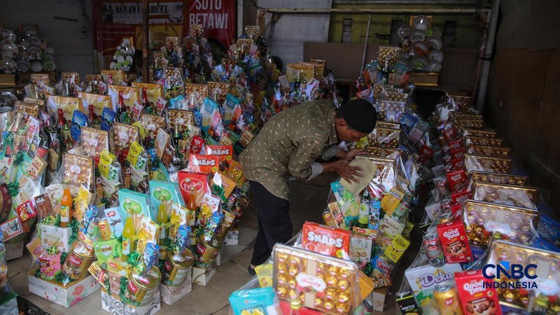 Penjual hampers di kawasan Pasar Kembang Cikini, Jakarta, Rabu (11/3/2026). (CNBC Indonesia/Faisal Rahman)