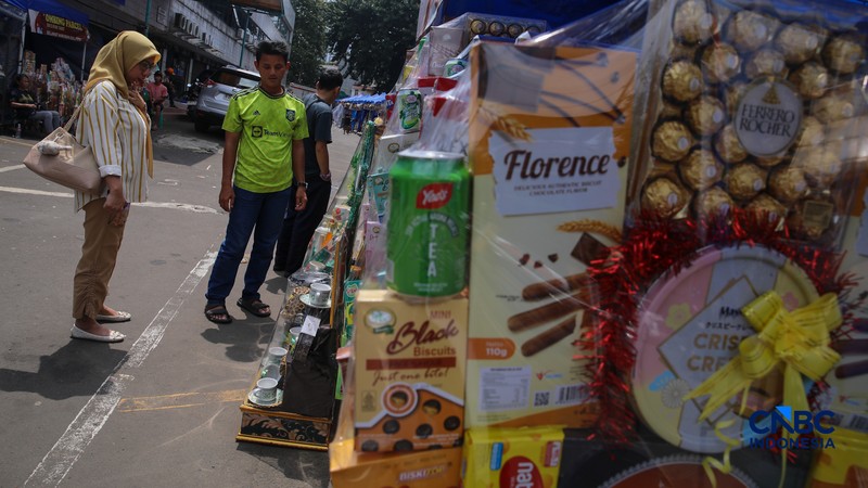 Penjual hampers di kawasan Pasar Kembang Cikini, Jakarta, Rabu (11/3/2026). (CNBC Indonesia/Faisal Rahman)