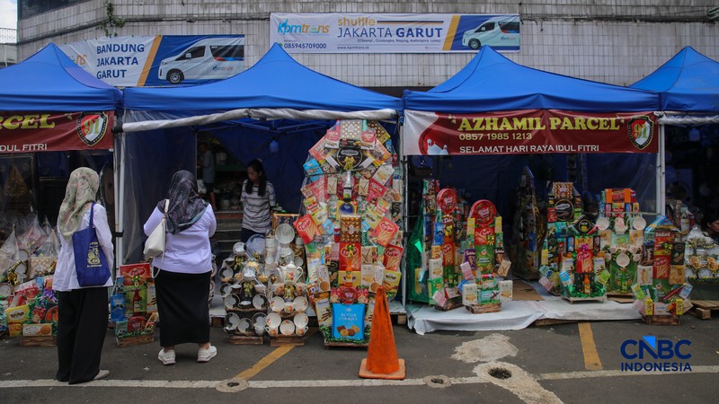 Penjual hampers di kawasan Pasar Kembang Cikini, Jakarta, Rabu (11/3/2026). (CNBC Indonesia/Faisal Rahman)