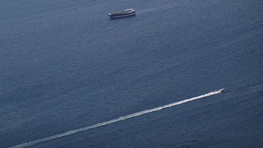 Perahu-perahu di Selat Hormuz di tengah konflik AS-Israel dengan Iran, seperti yang terlihat dari Musandam, Oman, 2 Maret 2026. (REUTERS/Amr Alfiky/File Foto)