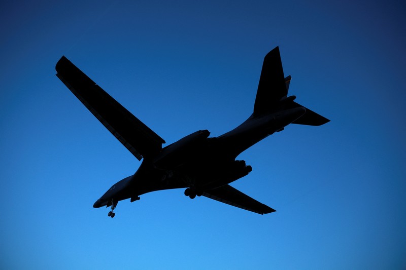 Pesawat pembom B-1B USAF mendarat di pangkalan udara RAF Fairford, yang digunakan oleh personel Angkatan Udara Amerika Serikat (USAF), di tengah konflik AS-Israel dengan Iran, di Fairford, Gloucestershire, Inggris, 11 Maret 2026. (REUTERS/Phil Noble)