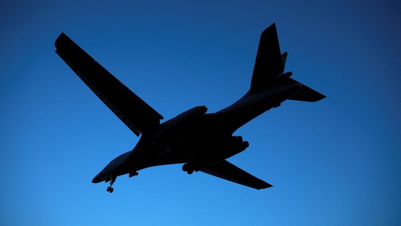 Pesawat pembom B-1B USAF mendarat di pangkalan udara RAF Fairford, yang digunakan oleh personel Angkatan Udara Amerika Serikat (USAF), di tengah konflik AS-Israel dengan Iran, di Fairford, Gloucestershire, Inggris, 11 Maret 2026. (REUTERS/Phil Noble)