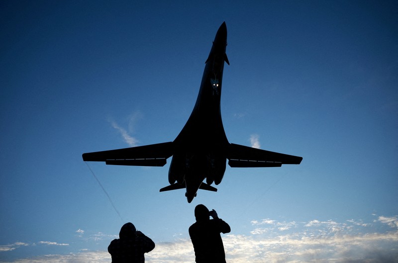 Pesawat pembom B-1B USAF mendarat di pangkalan udara RAF Fairford, yang digunakan oleh personel Angkatan Udara Amerika Serikat (USAF), di tengah konflik AS-Israel dengan Iran, di Fairford, Gloucestershire, Inggris, 11 Maret 2026. (REUTERS/Phil Noble)